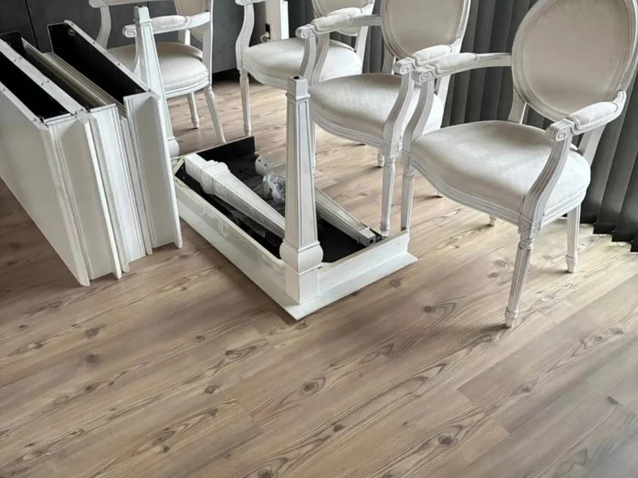 Billede 3 - Massivt udtræksbord med 8 rokokostole