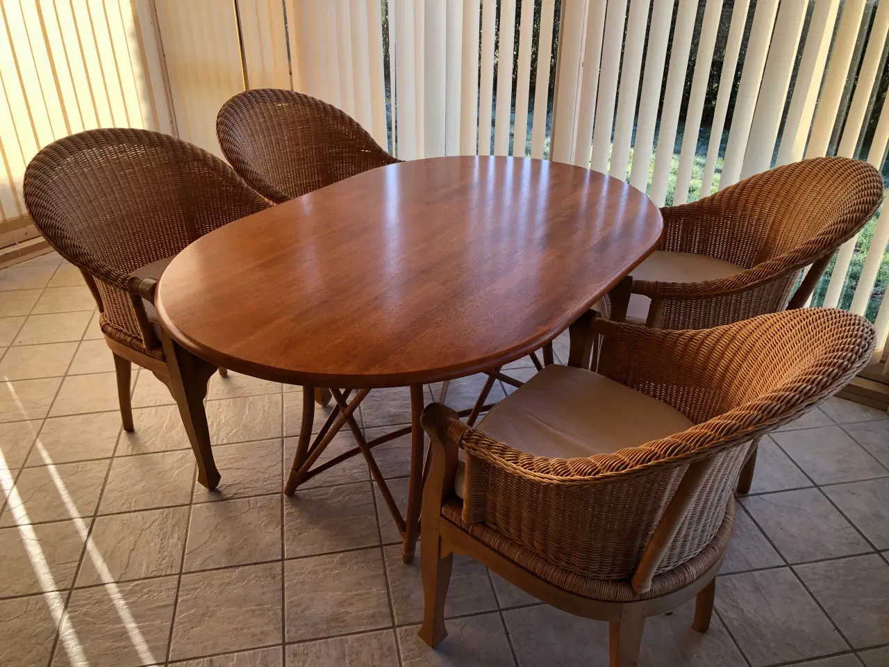 Billede 1 - Bord med 4 fletstole i rattan