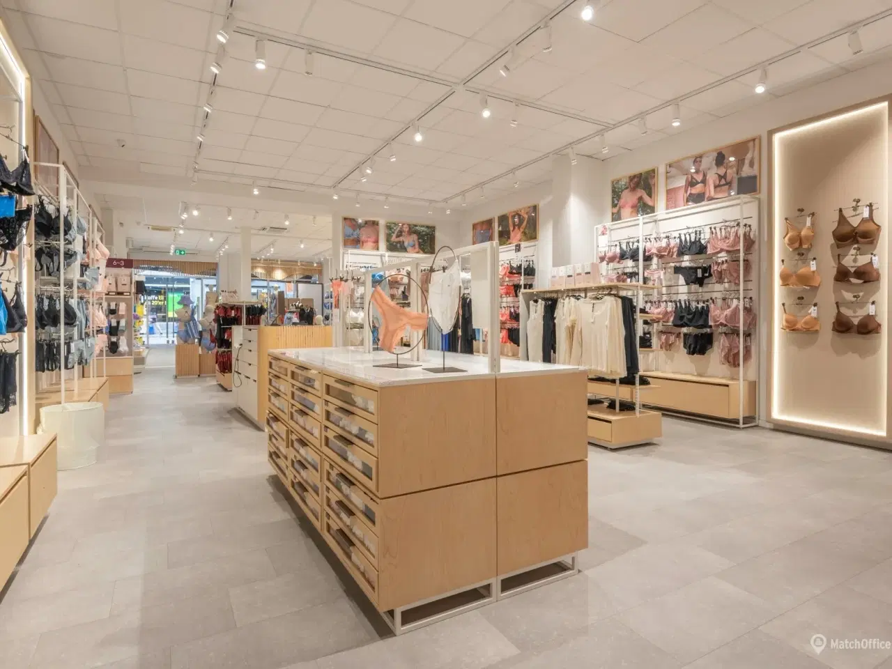 Billede 5 - Super velplaceret butikslejemål med god udstillingsplads i de store facadevinduer