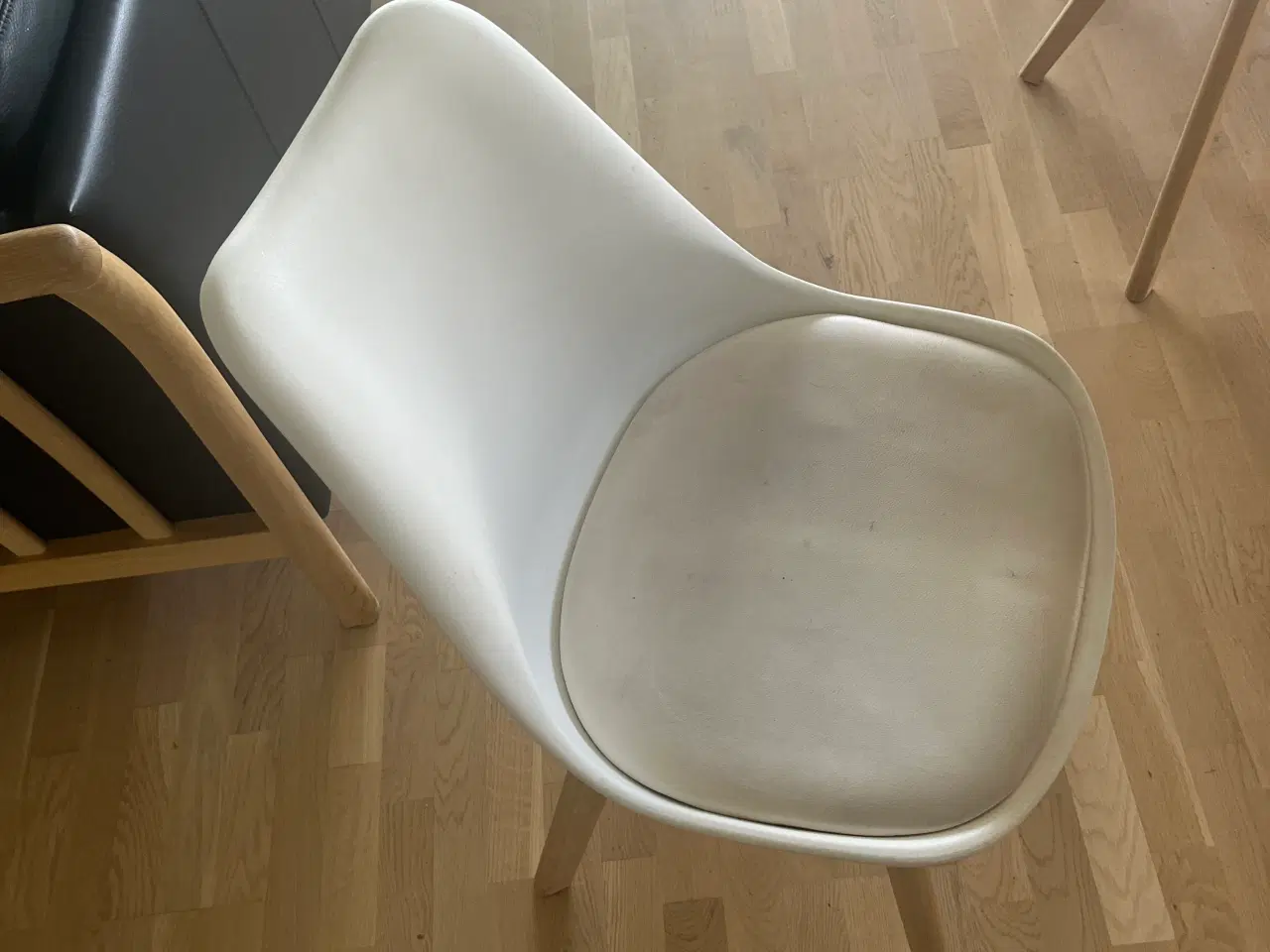 Billede 2 - 8 stk. spisebordsstole i hvidt formstøbt kunststof