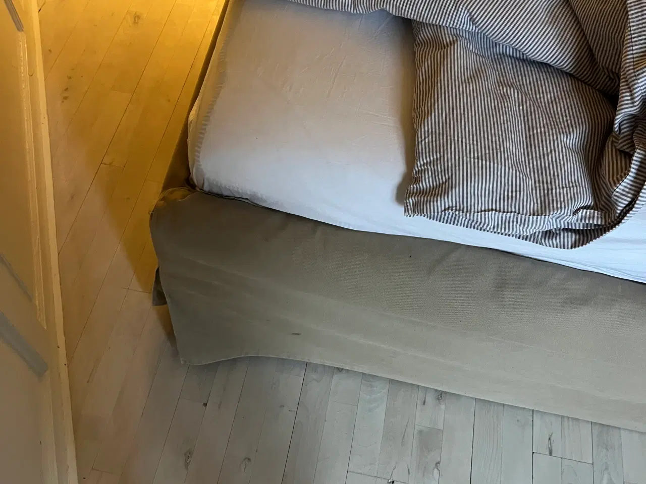 Billede 5 - Ikea sengestel med beige betræk