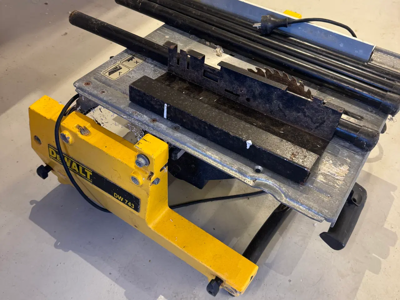 Billede 2 - DeWalt 743 vendbar sav.