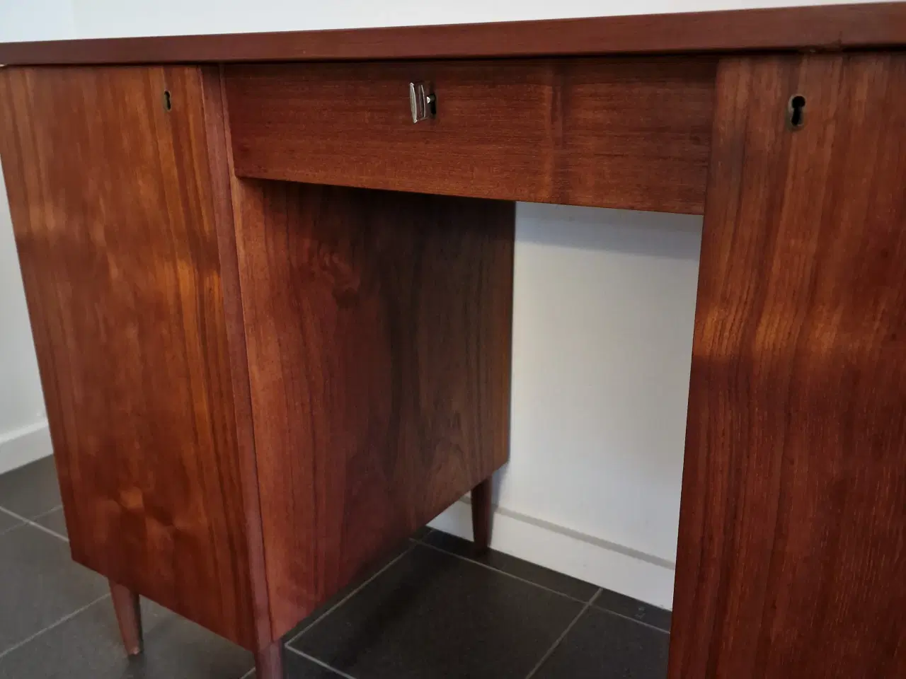 Billede 6 - Flot stilrent skrivebord. 