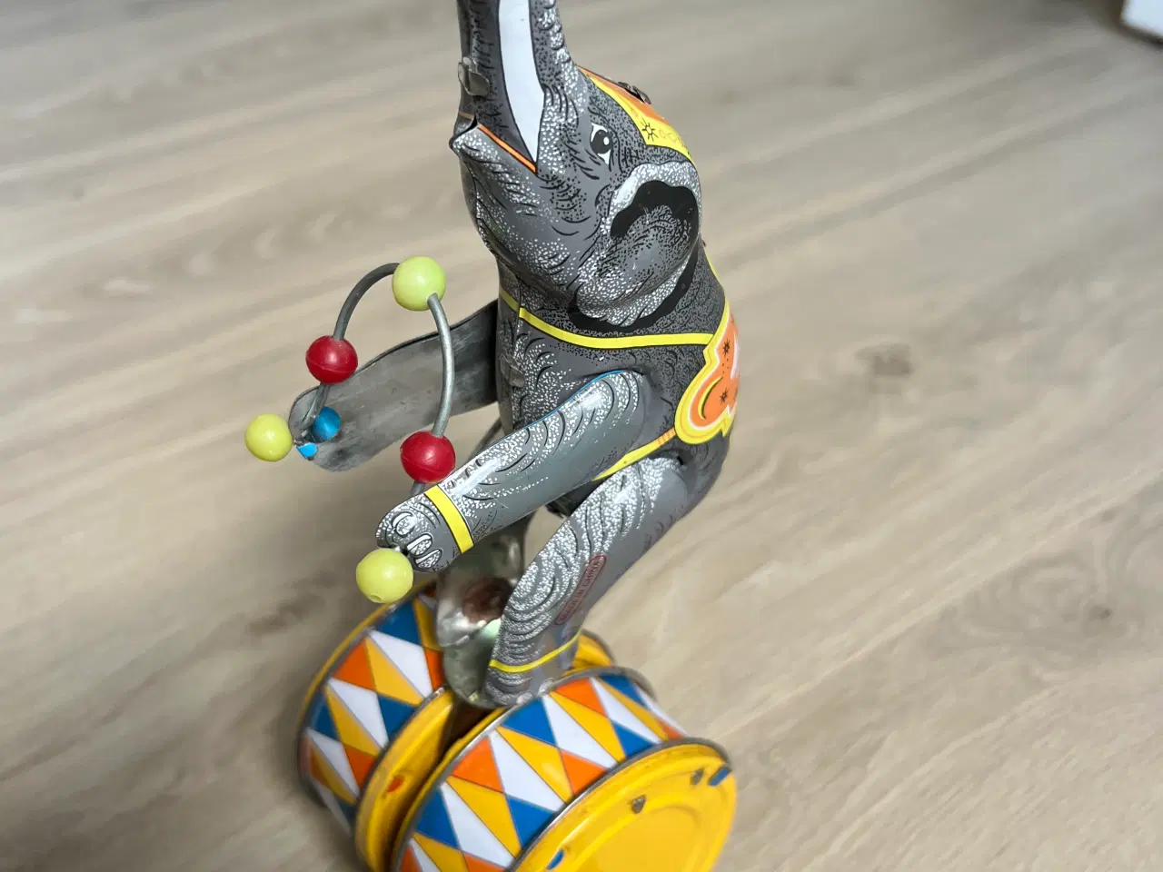 Billede 1 - Elefant på tromme blikfigur