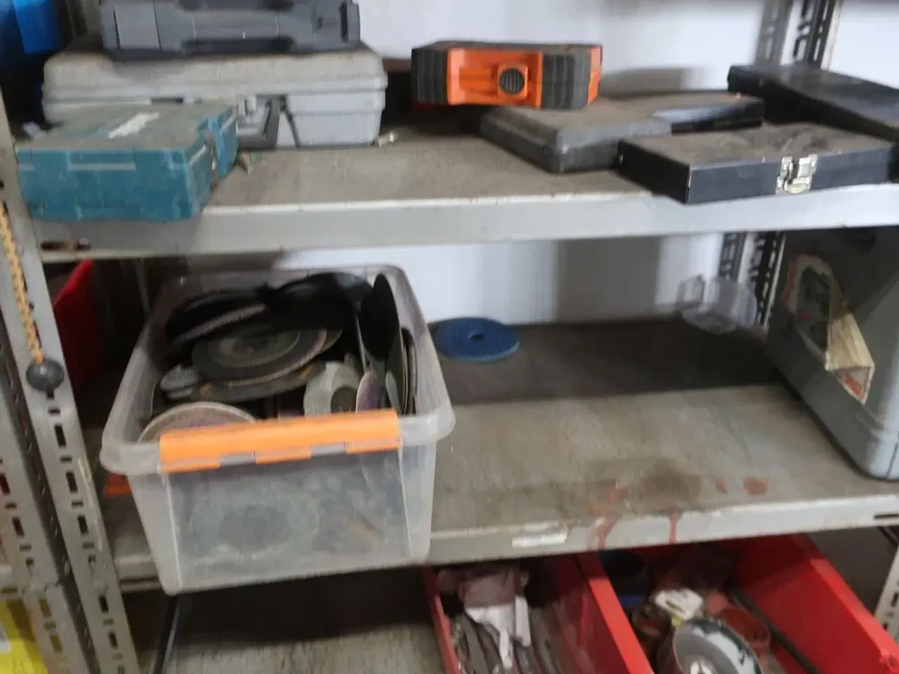 Billede 12 - 3 stk. lagerreoler med div. Værktøj, varelager, batterier m.m.
