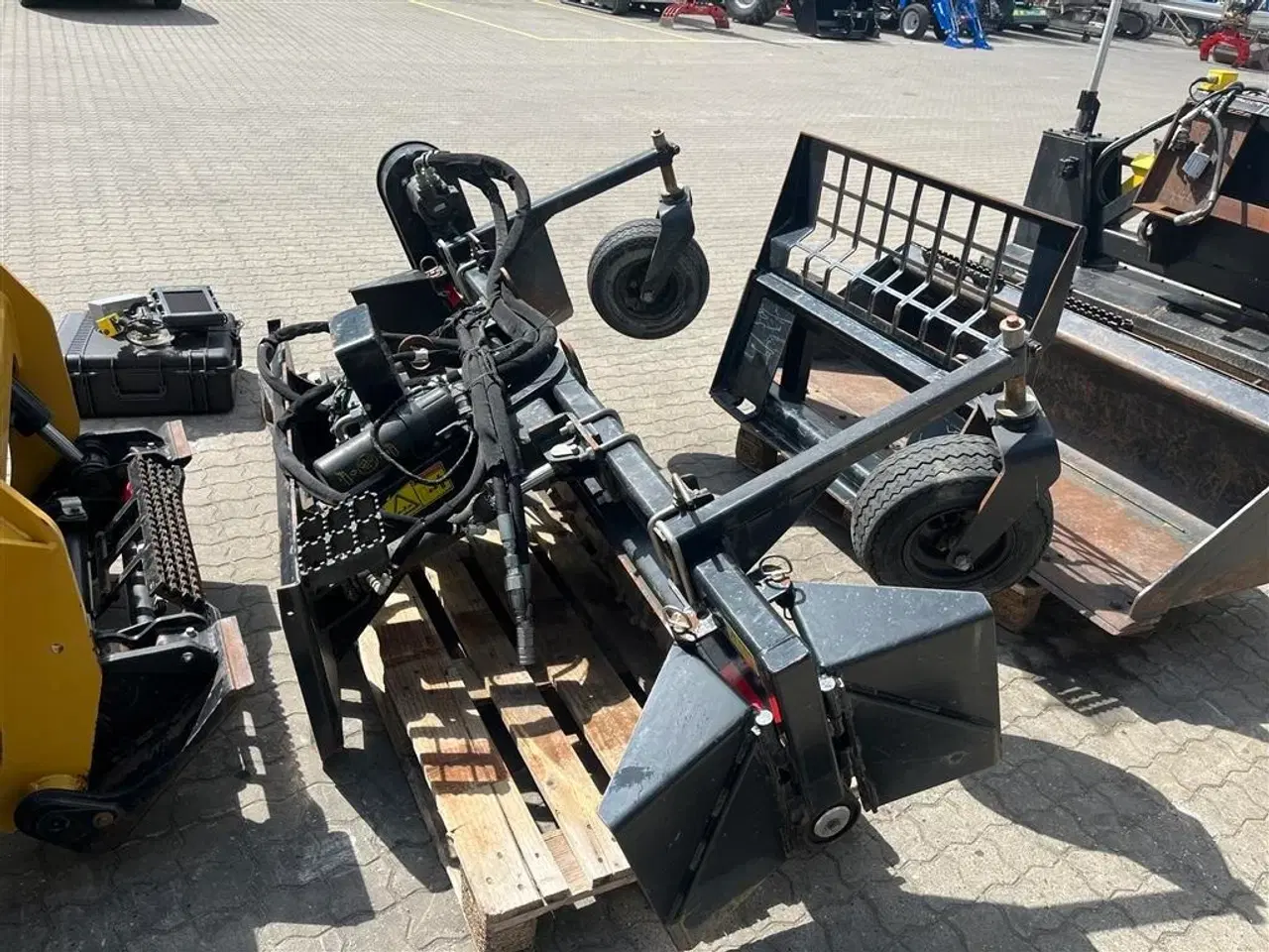 Billede 23 - Caterpillar 259D Med afretter-Powerrake-klippehoved solvl og gafler