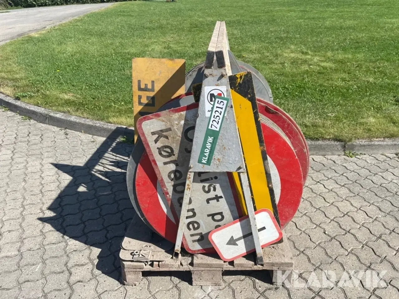 Billede 2 - Diverse vejskilte ca 74 styk med holder