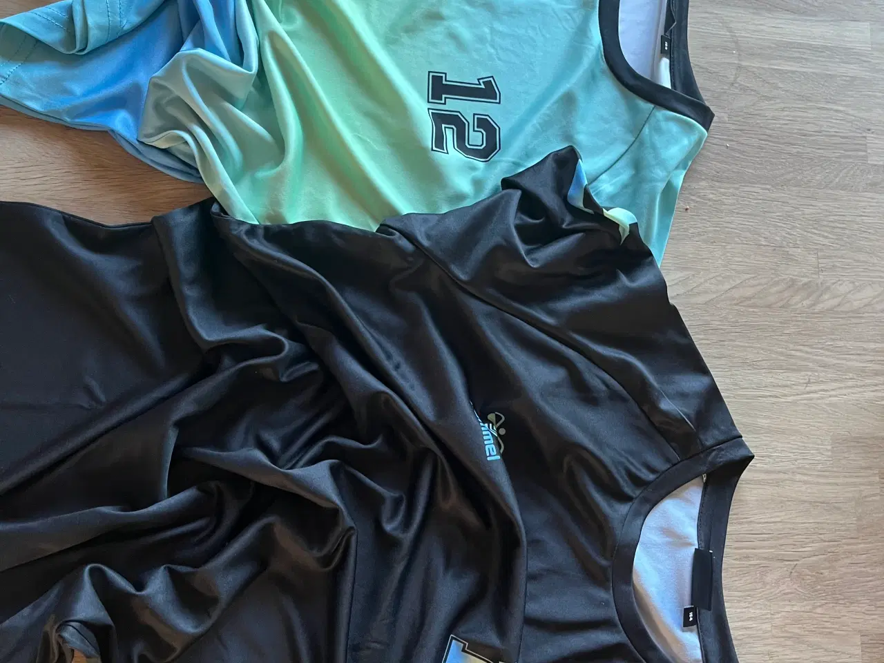 Billede 1 - 2 Hummel t-shirts med nr. 12. Str. 164