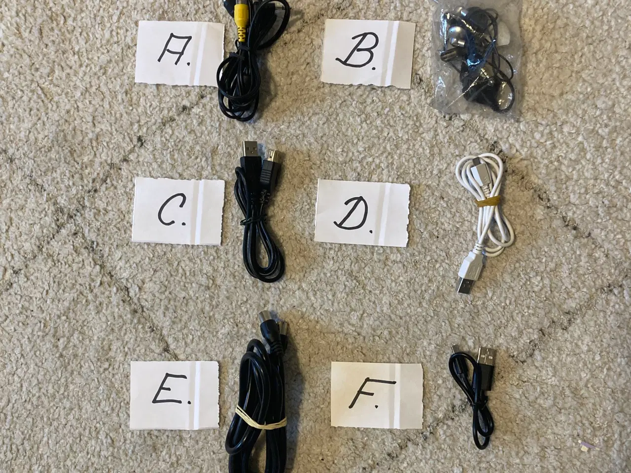 Billede 1 - Oprydningssalg - forsk. elektronik kabler