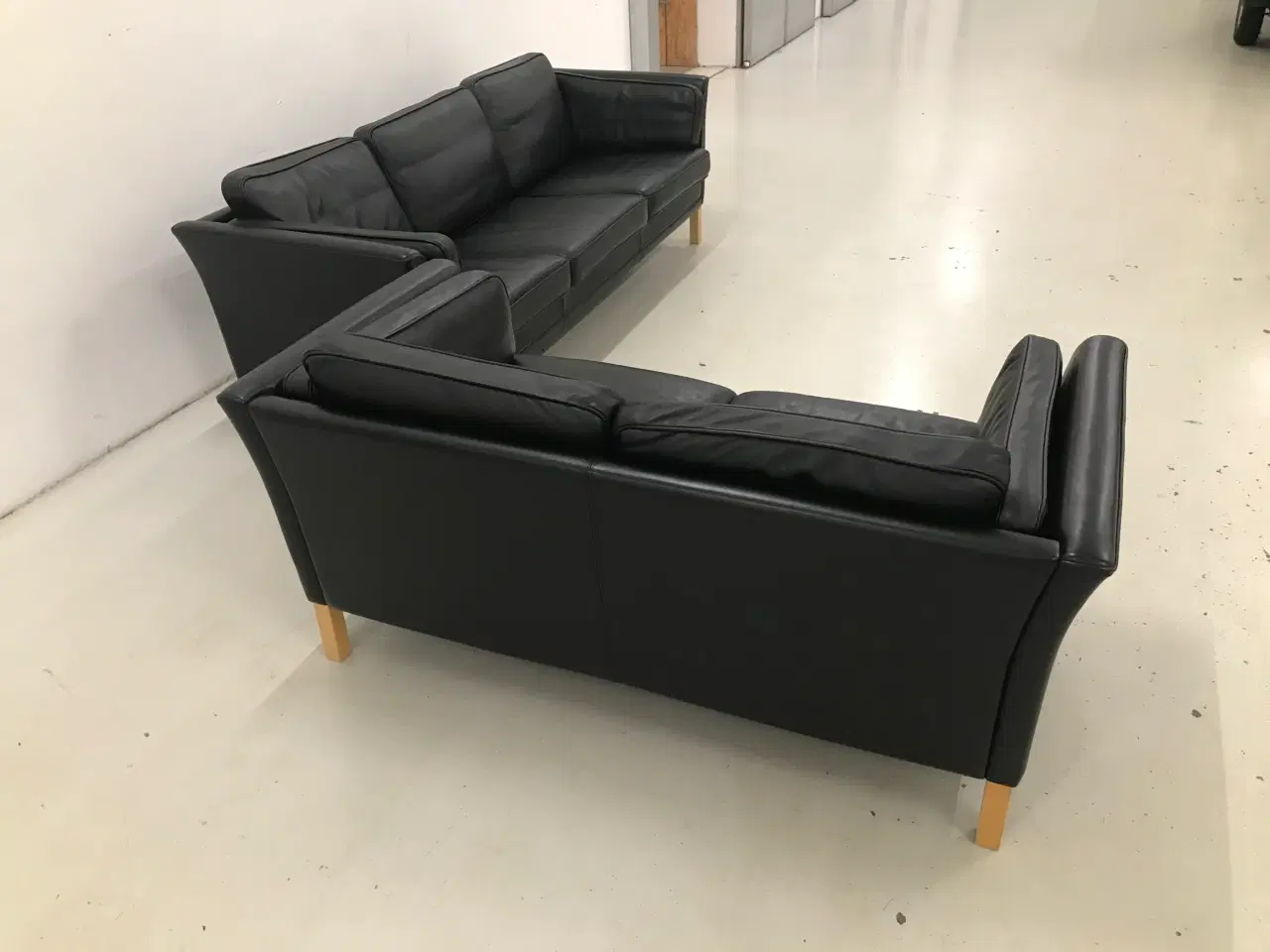 Billede 5 - Mogens Hansen MH2225 3+2 Pers.Sofaer i sort læder