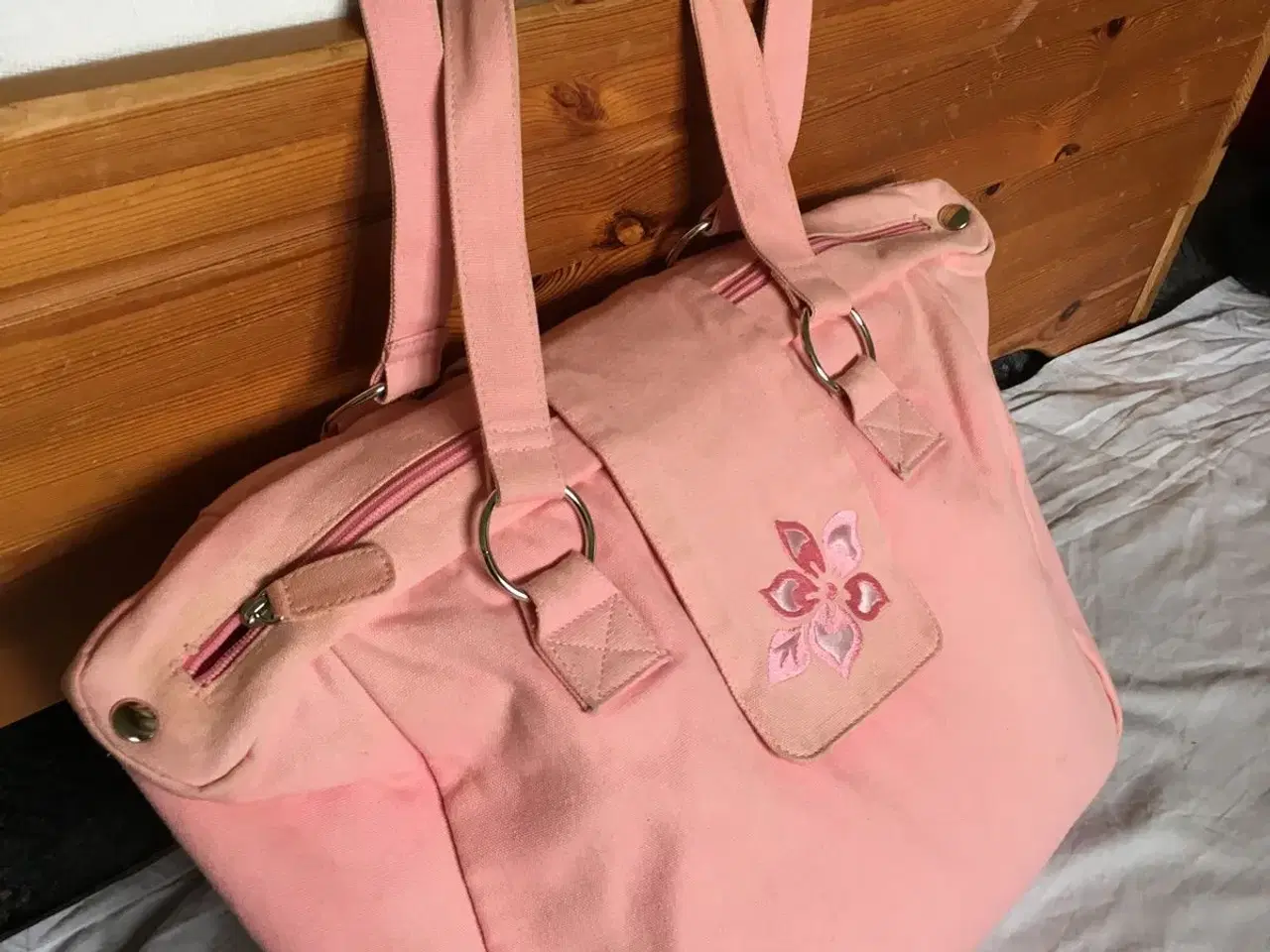 Billede 2 - Stor pink taske til salg