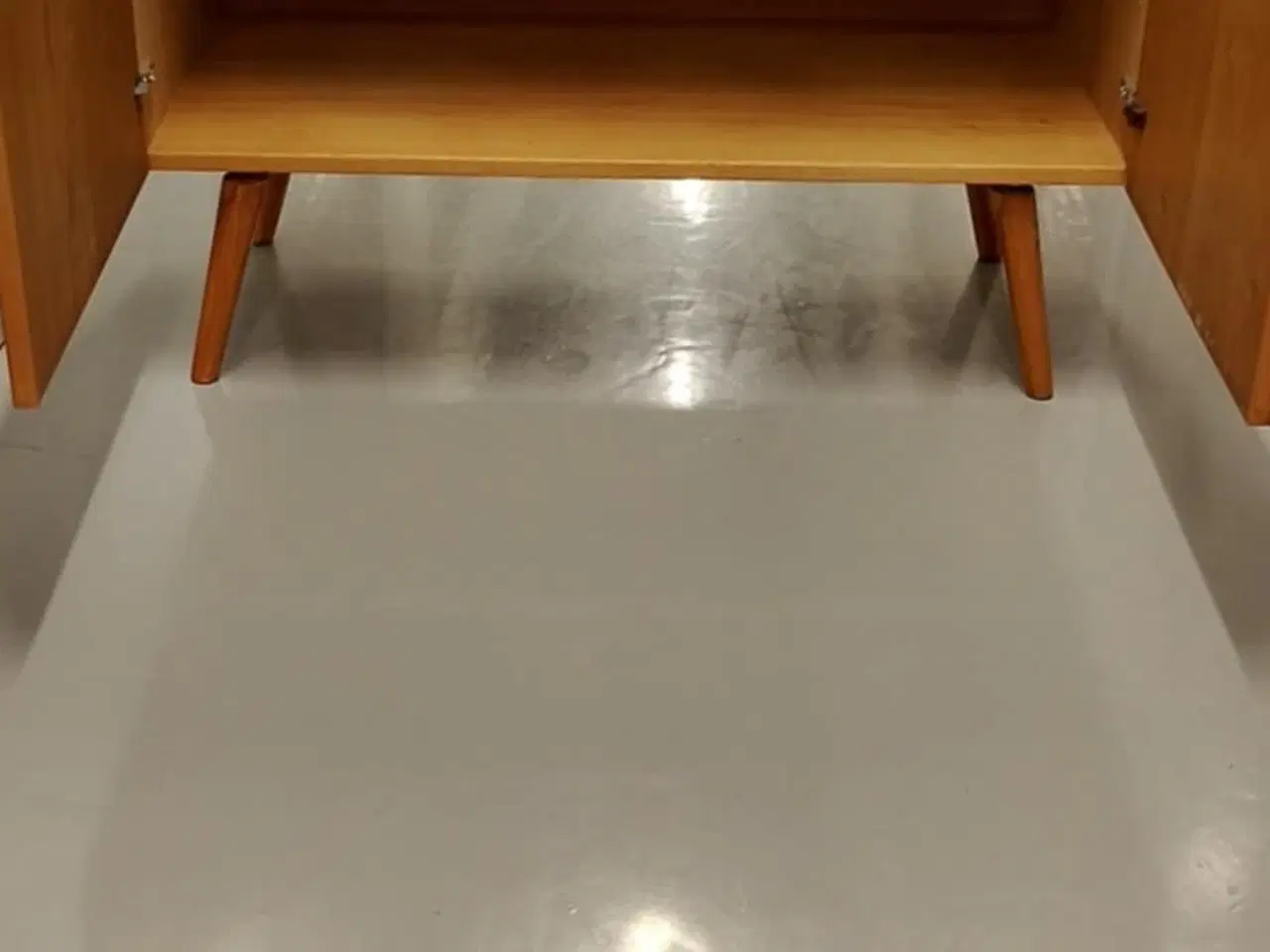 Billede 1 - Bred teak skænk / vitrine