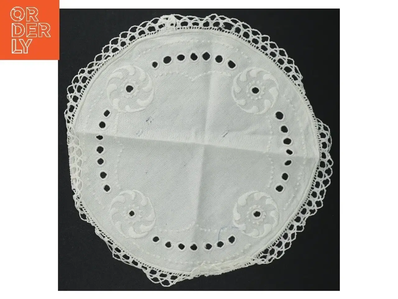 Billede 1 - Hvidt broderet dækkeserviet (str. Ø. 25 cm)