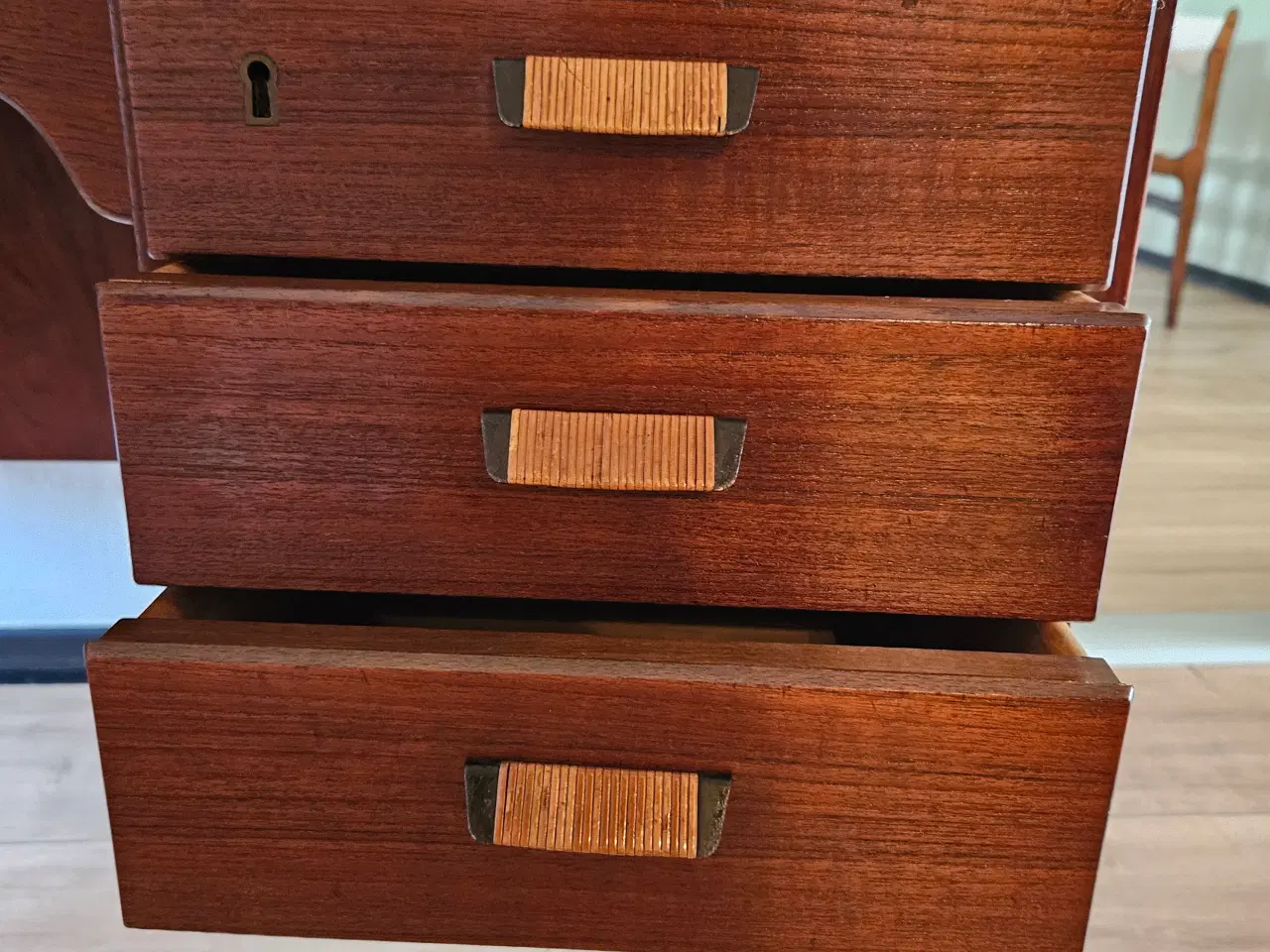 Billede 5 - Velholdt fritstående skrivebord