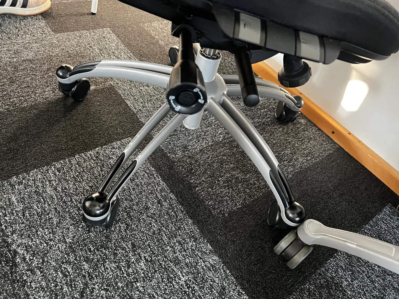 Billede 13 - Rh kontorstole og Dencon skin stole og borde