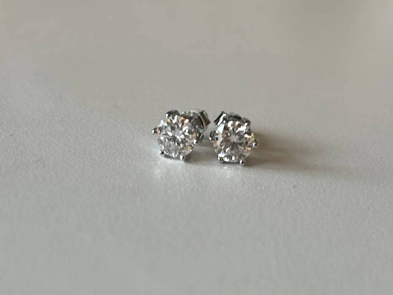 Billede 1 - Diamantslebet moissanite øreringe 1 ct 