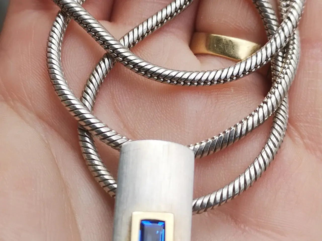 Billede 1 - 925 sølv halskæde med blå sten og 8kt guld kant 