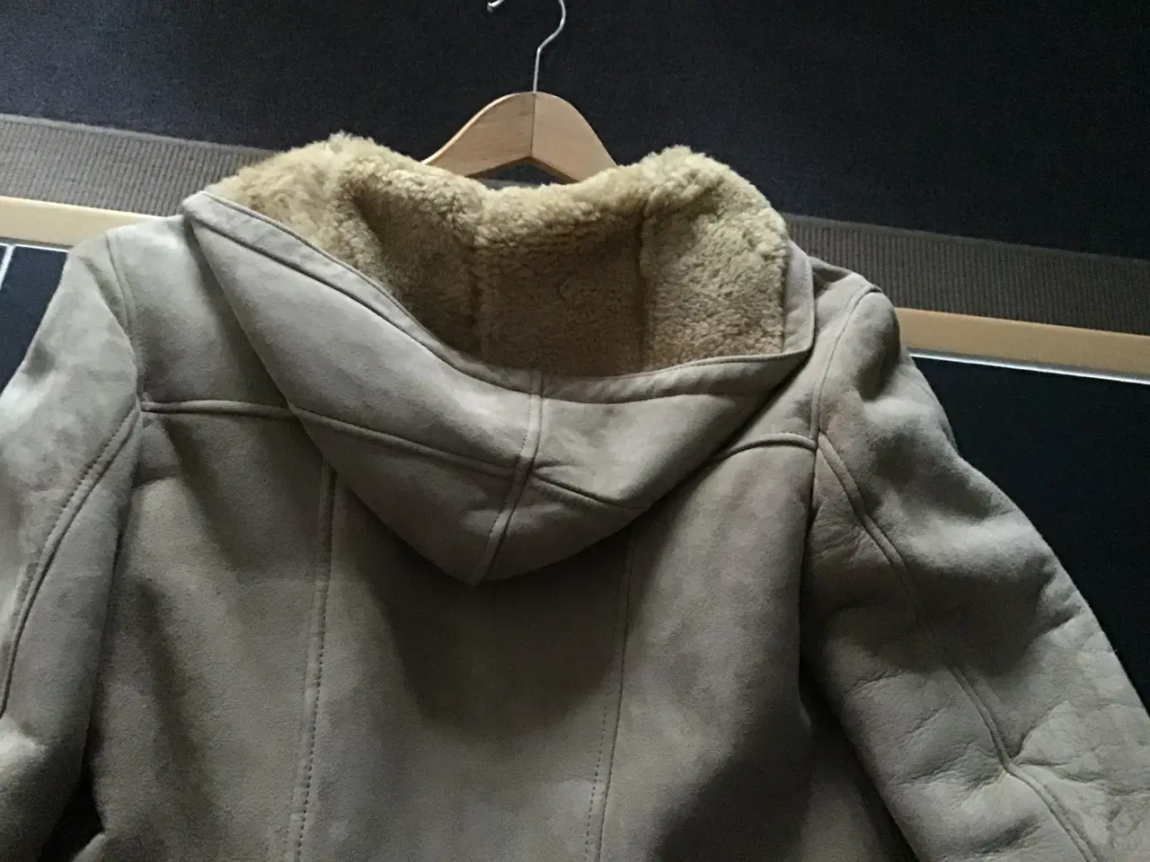 Billede 2 - Rulamsjakke 3/4 og 2 par rulamsluffer