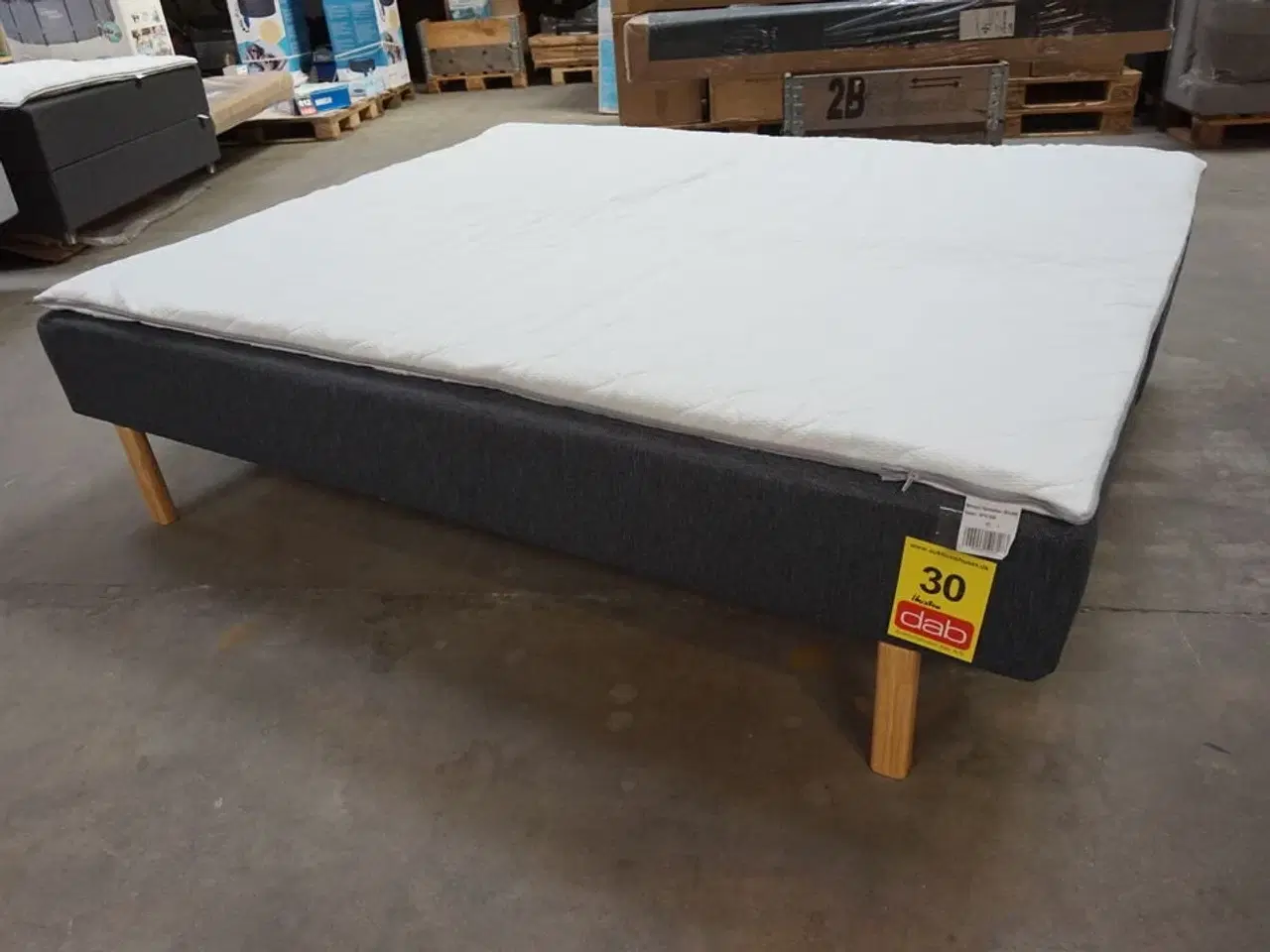 Billede 2 - Nordisk fjer Boxseng med træben og memmory topmadras 160x200 cm