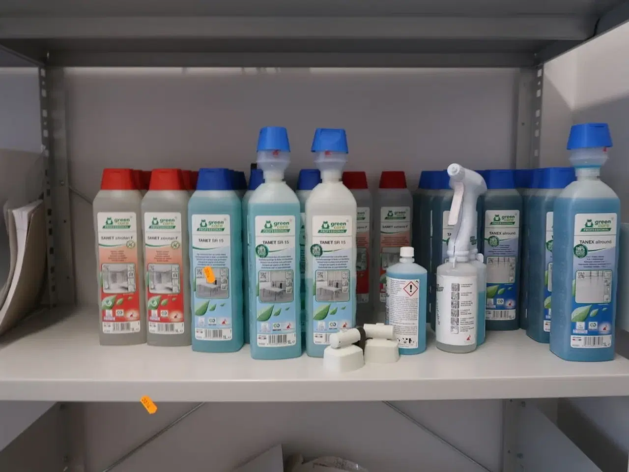 Billede 3 - 3 fag lagerreoler med div. Rengøringsmidler, rengøringsartikler m.m.