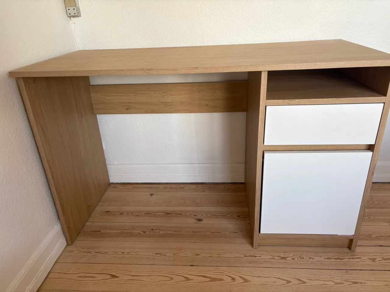 Billede 1 - Skrivebord - BILLUND