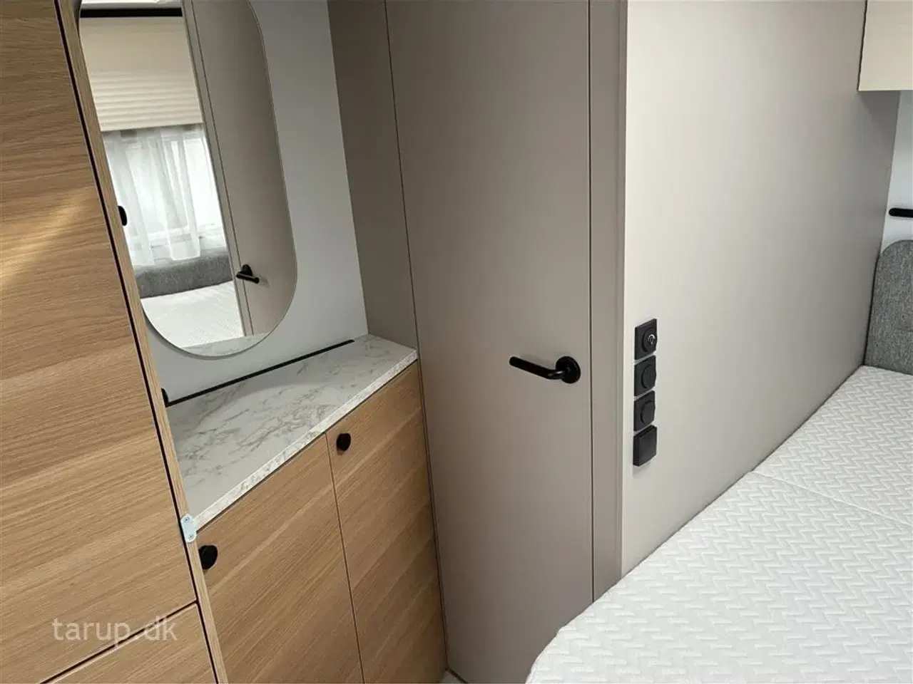 Billede 18 - 2026 - Adria Adora 522 UP   Dobbeltsengsvogn, rundsiddegruppe, el-gulv-varme, stort 142L KOMPRESSOR køleskab, TV-holder, stabilisator, Adria Smartbox, glasfibertag