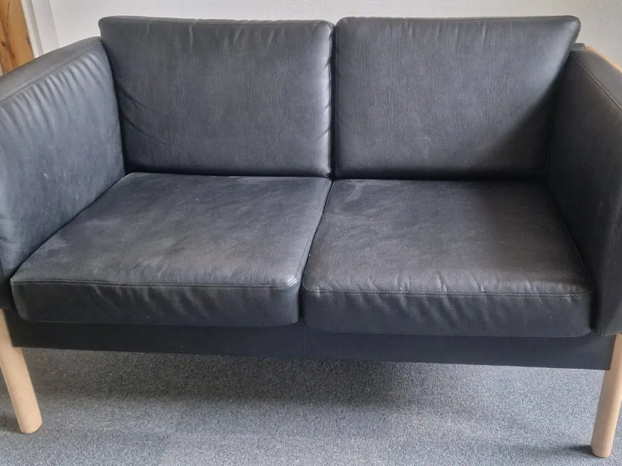 Billede 1 - 2 person sort lædersofa.