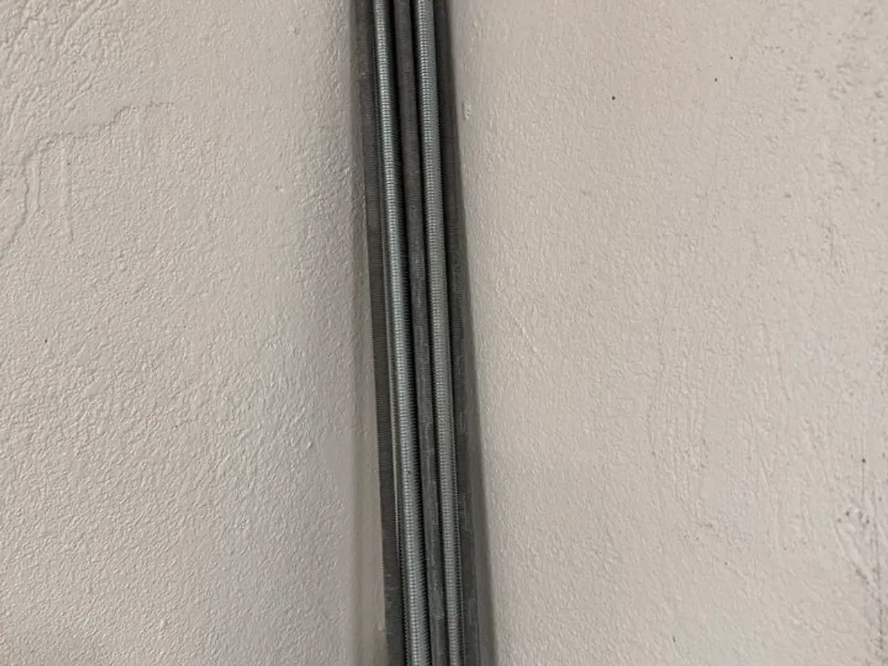 Billede 4 - 2 stk skovle, diverser gevindstænger mv.