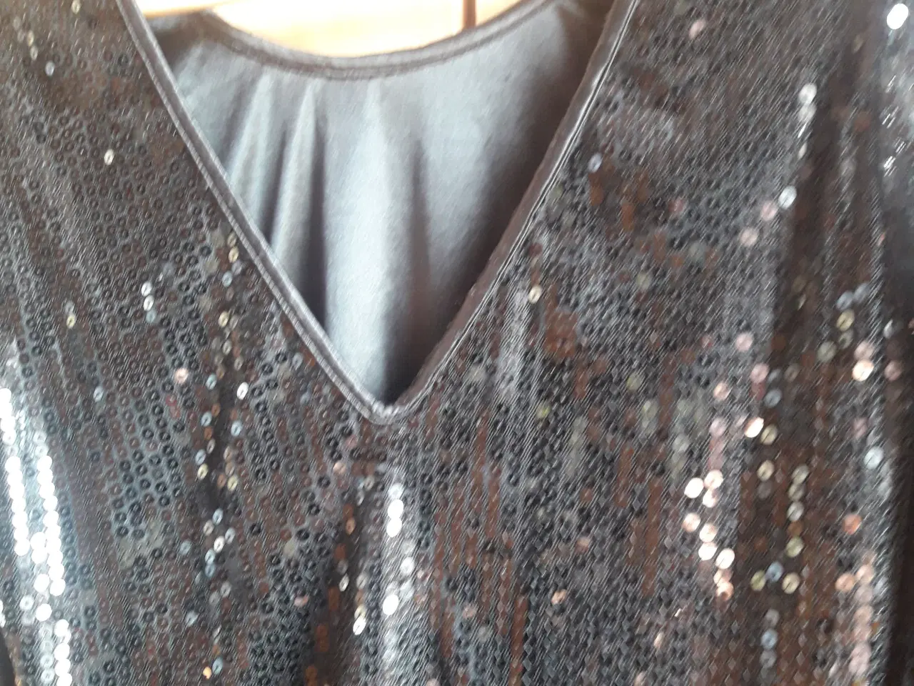 Billede 2 - fin bluse med palietter fra Vera Moda