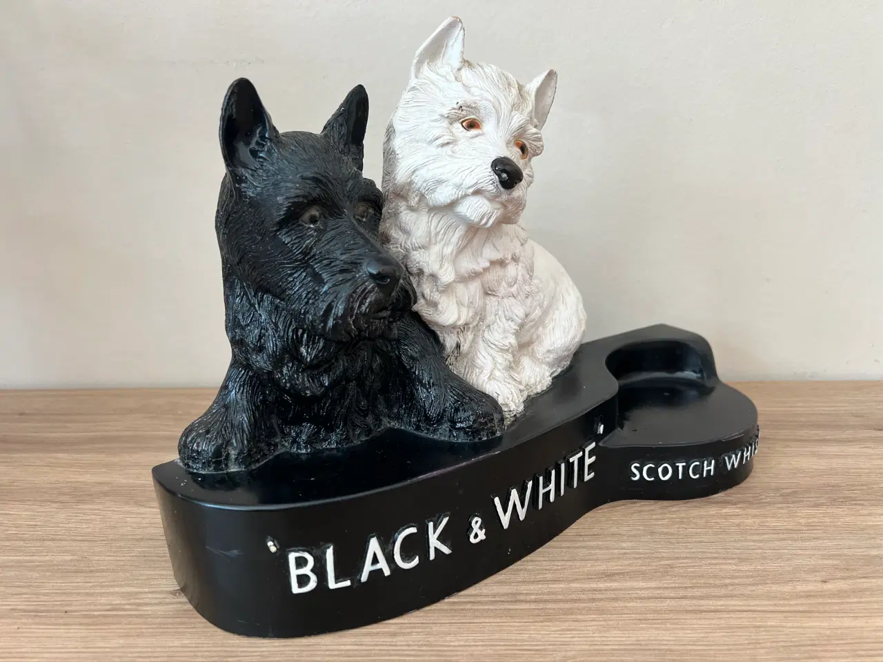 Billede 3 - Flot gammel Black and White whisky reklame figur 