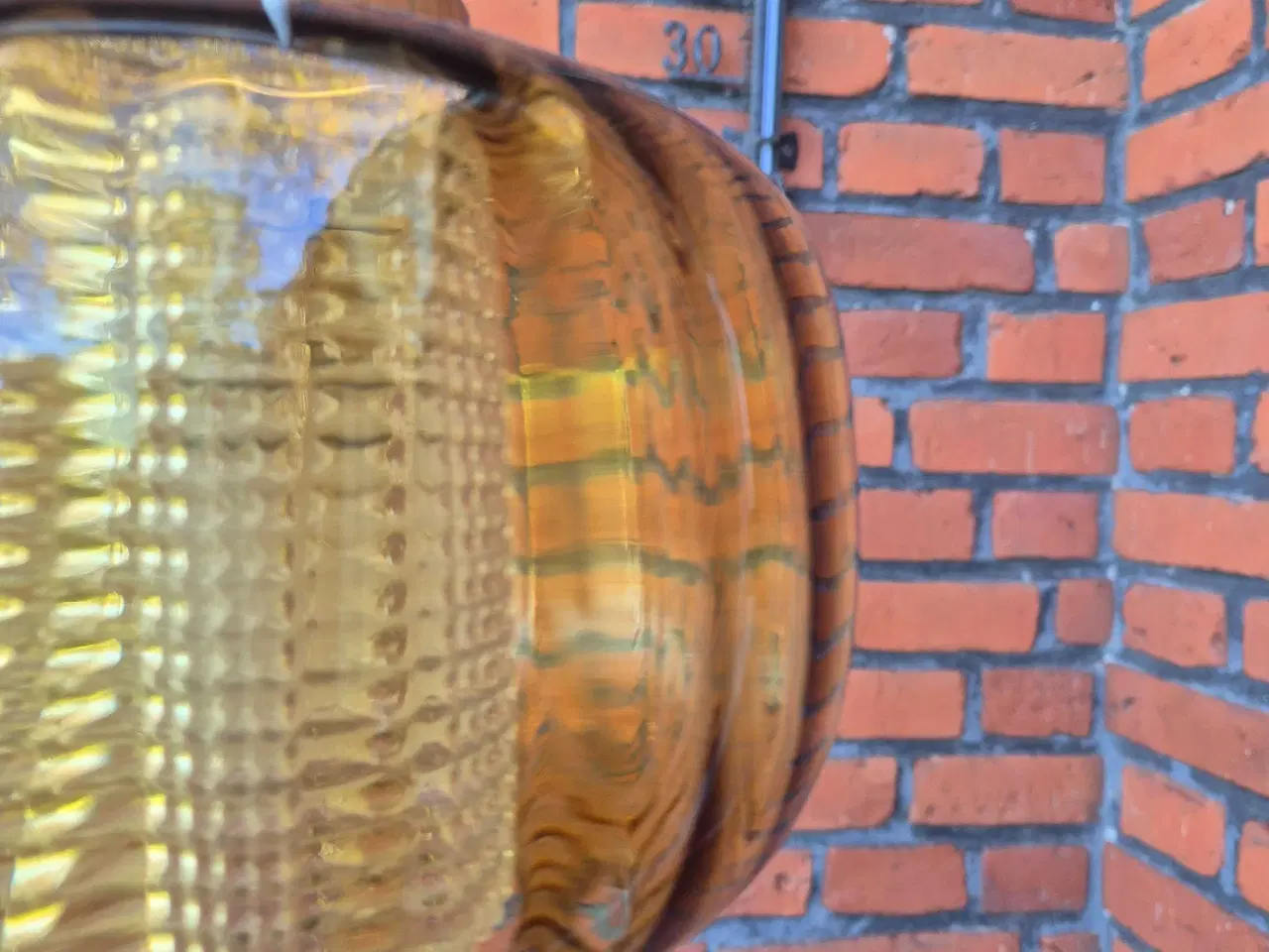 Billede 10 - Smuk svensk retrolampe i ravfarvet glas 
