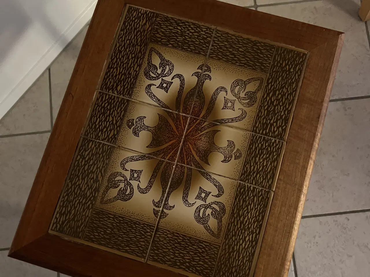 Billede 6 - Træborde med fliseplade