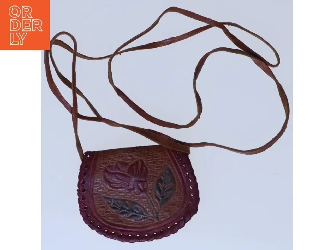 Billede 1 - Lille lædertaske med snøre (str. 7x6 cm)