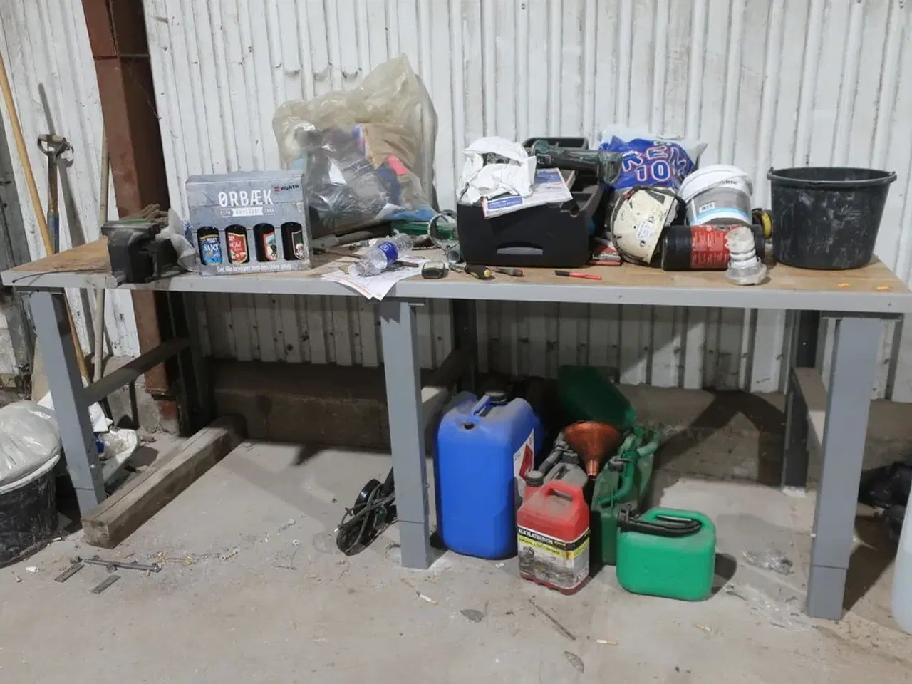 Billede 1 - Arbejdsbord med skruestik, div. Værktøj m.m.