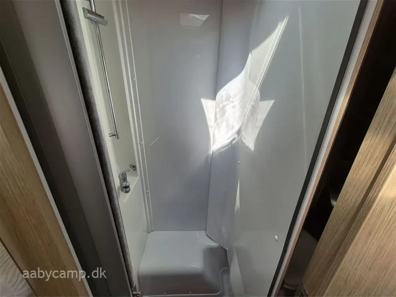 Billede 14 - 2018 - Knaus Sky I 650   Egoist Camper med god indretning. solceller. batteri. tv. el-markise. og el-trin.