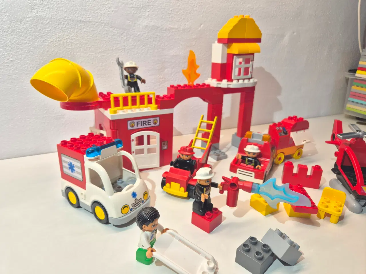 Billede 2 - Duplo Brandstation, Ambulance med Blink og Lyd, He