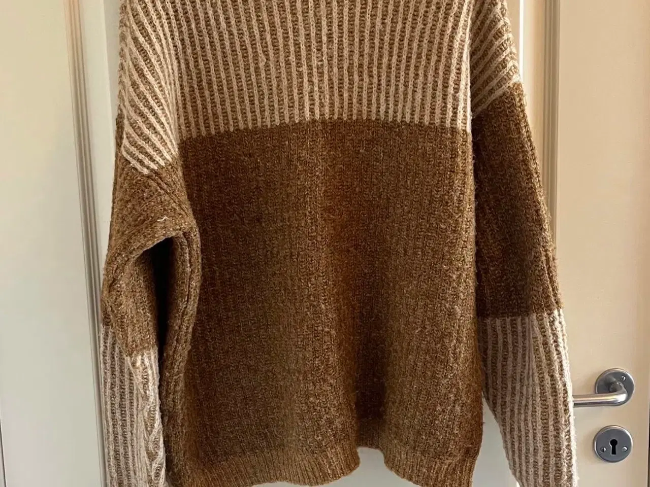 Billede 2 - Karrygul sweater fra Soyaconcept