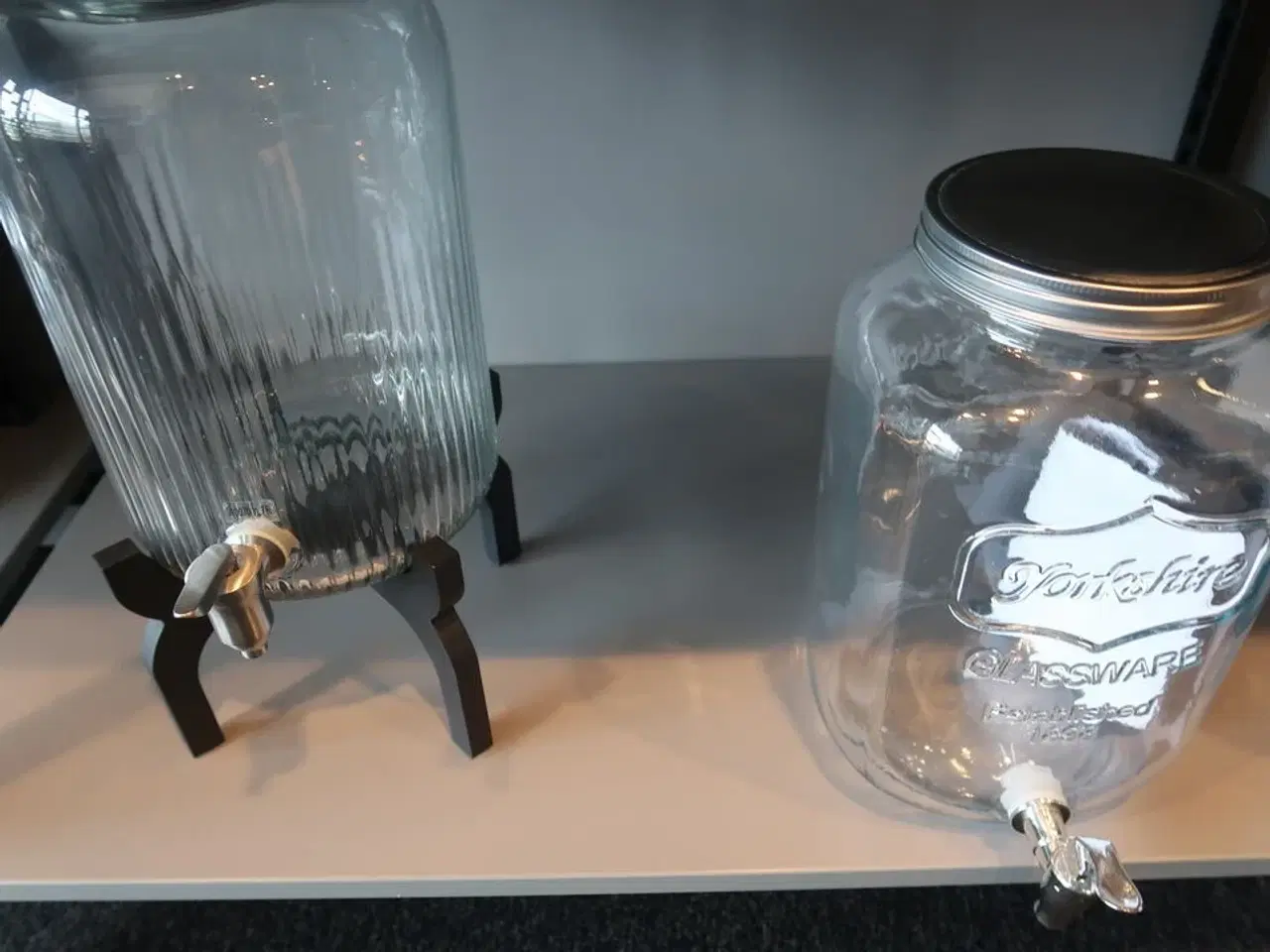 Billede 7 - Dispensere med taphane, tallerkener og fade