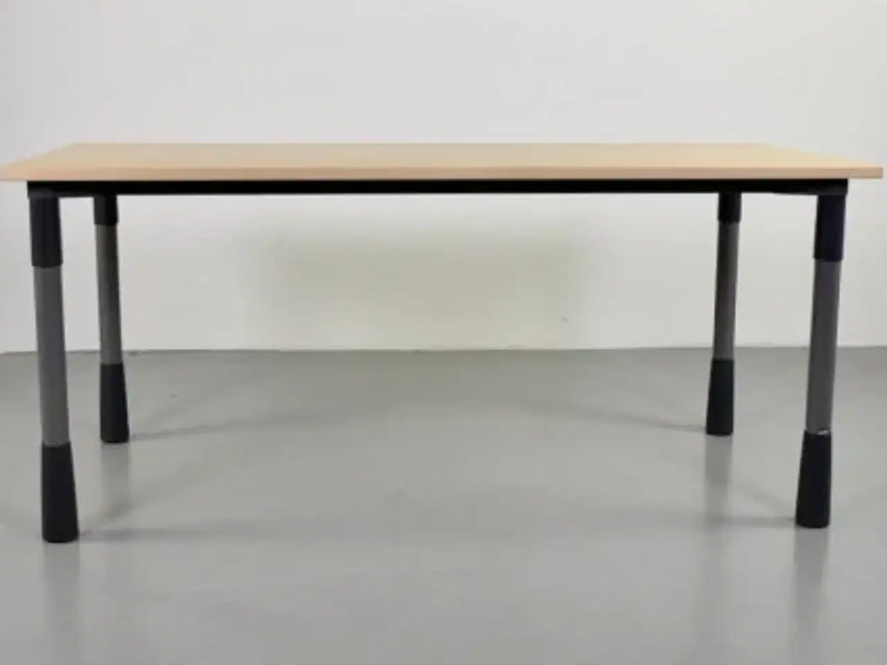 Billede 2 - Kinnarps konferencebord med plade i ahorn og på grå ben