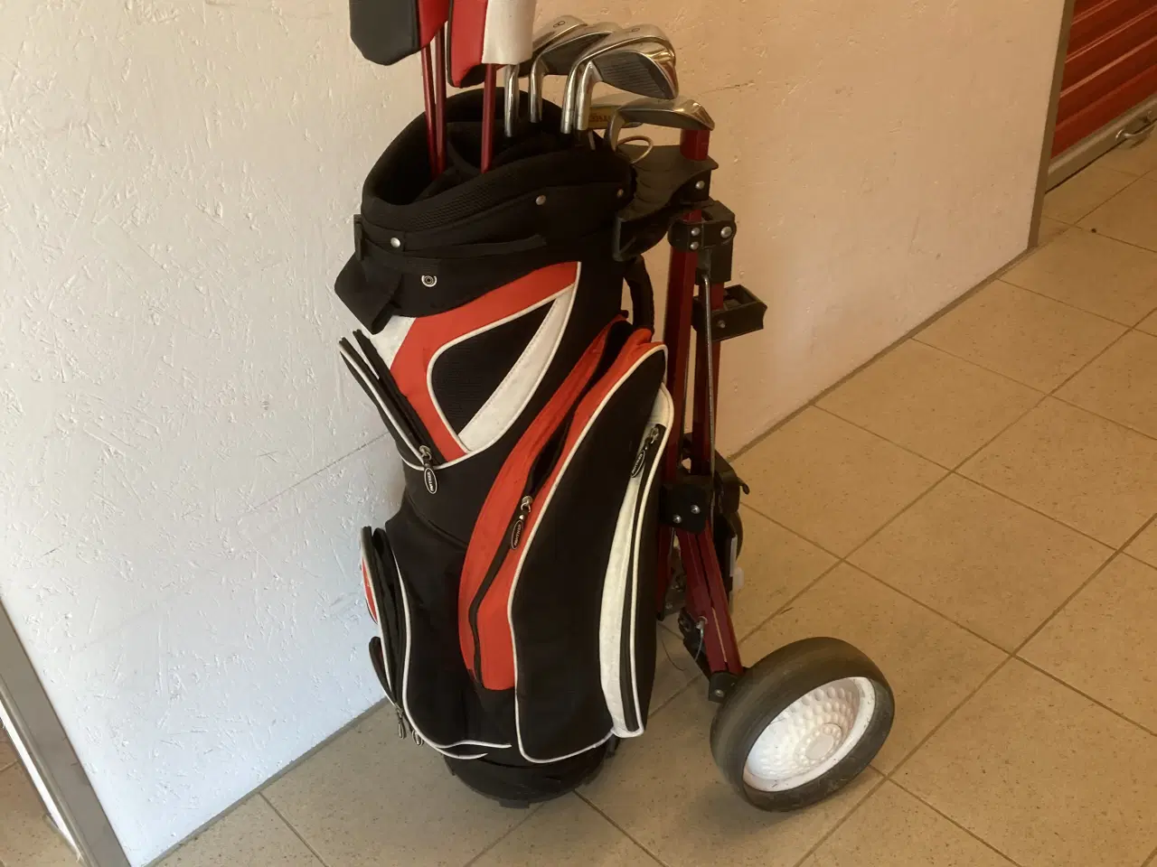 Billede 1 - Komplet Golfsæt vogn,køll/jern fakt som nyt.