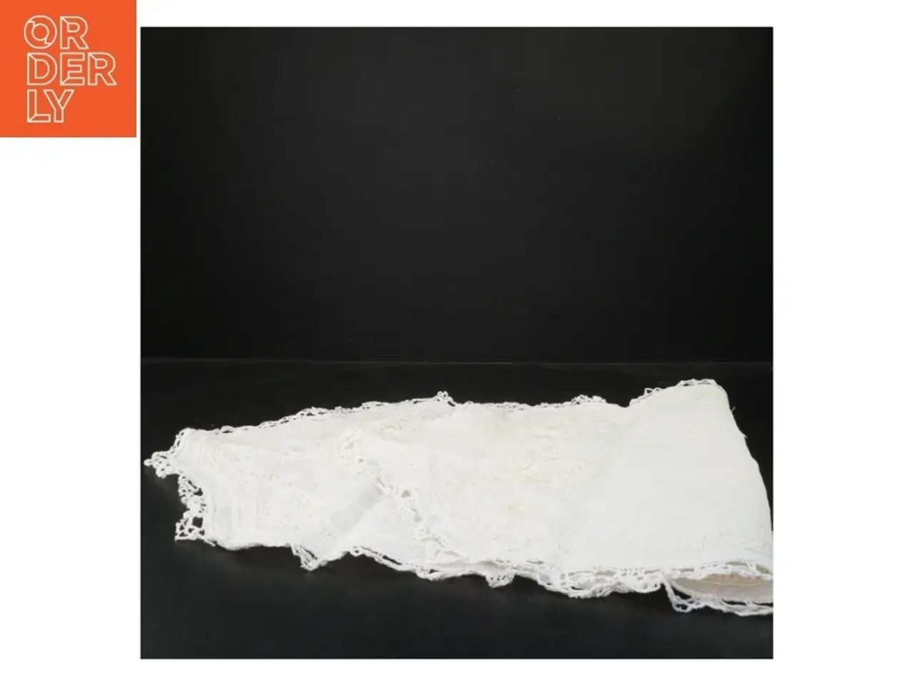 Billede 2 - broderet  hvid bordløber (str. 35x75 cm)