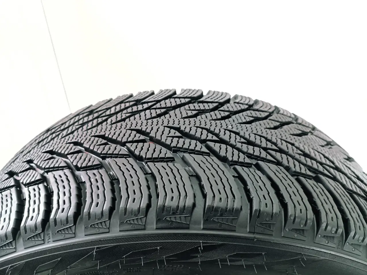 Billede 3 - vinterdæk - 235/45R19 99T Nokian (4 stk)