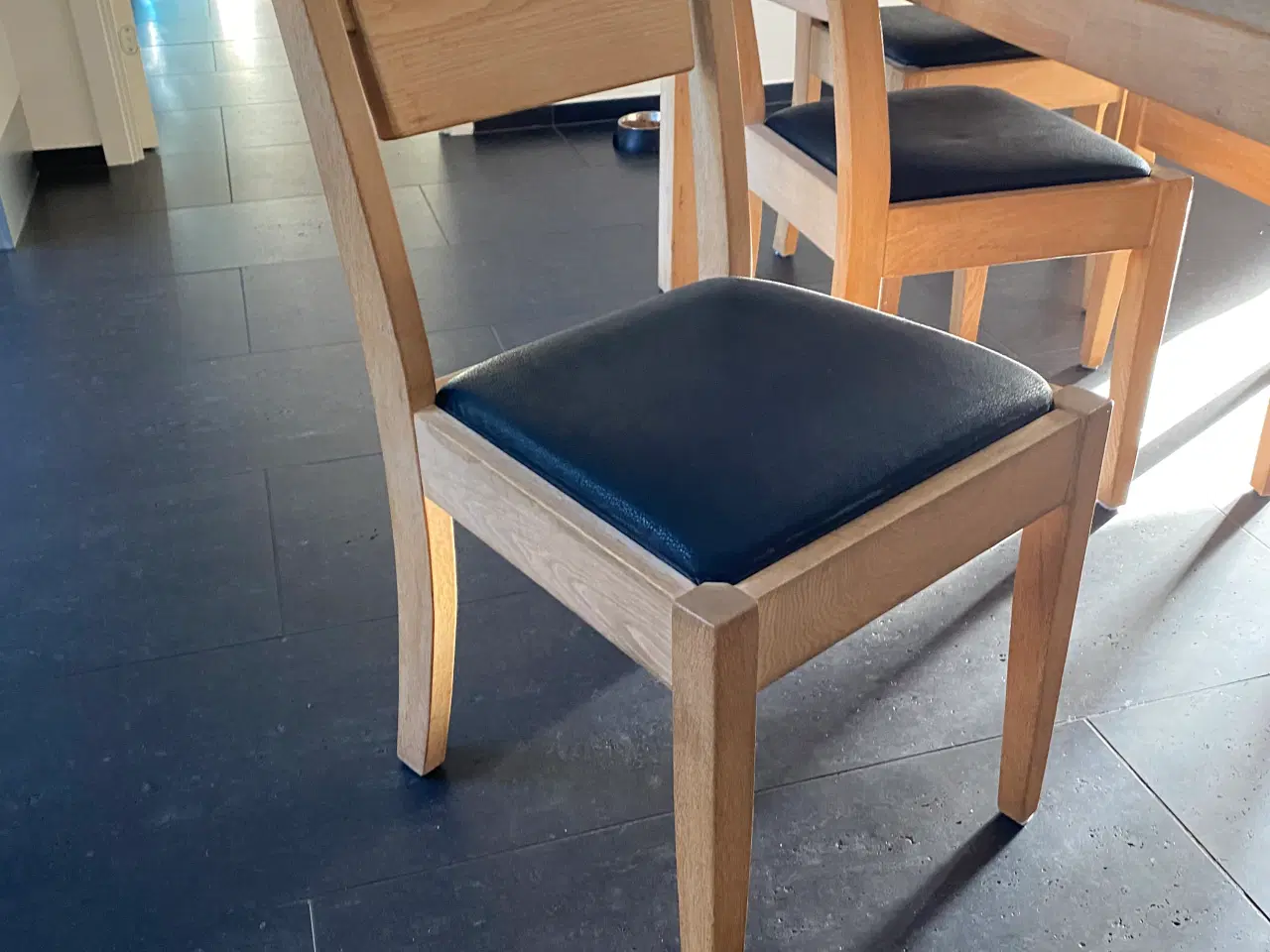 Billede 1 - Massivt egetræsbord med to tillægsplader og 6 stol