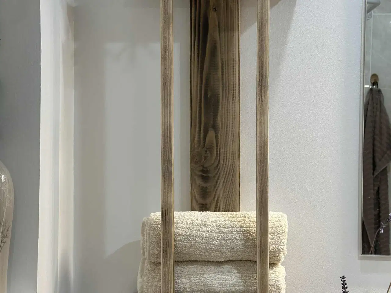 Billede 2 - Den perfekte håndklædehylde til dit badeværelse.