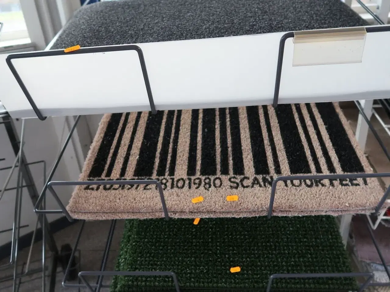 Billede 1 - Hylde med dørmåtter