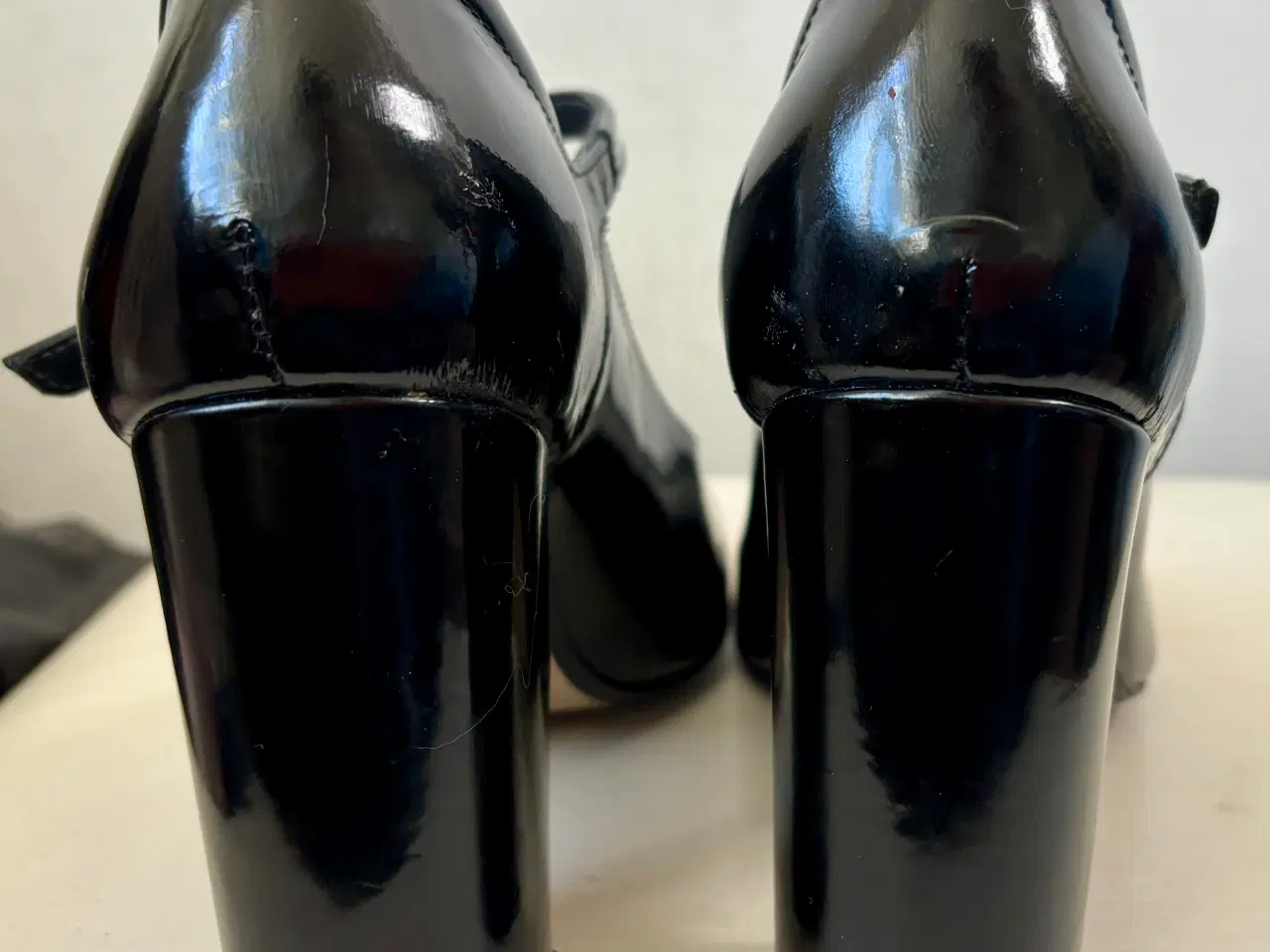 Billede 5 -  Angulus, sorte højhælede sko med rem, str 37