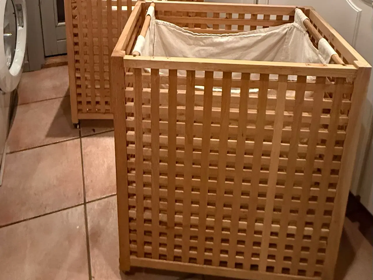 Billede 1 - Vasketøjskurv med hjul uden låg - 2 stk.