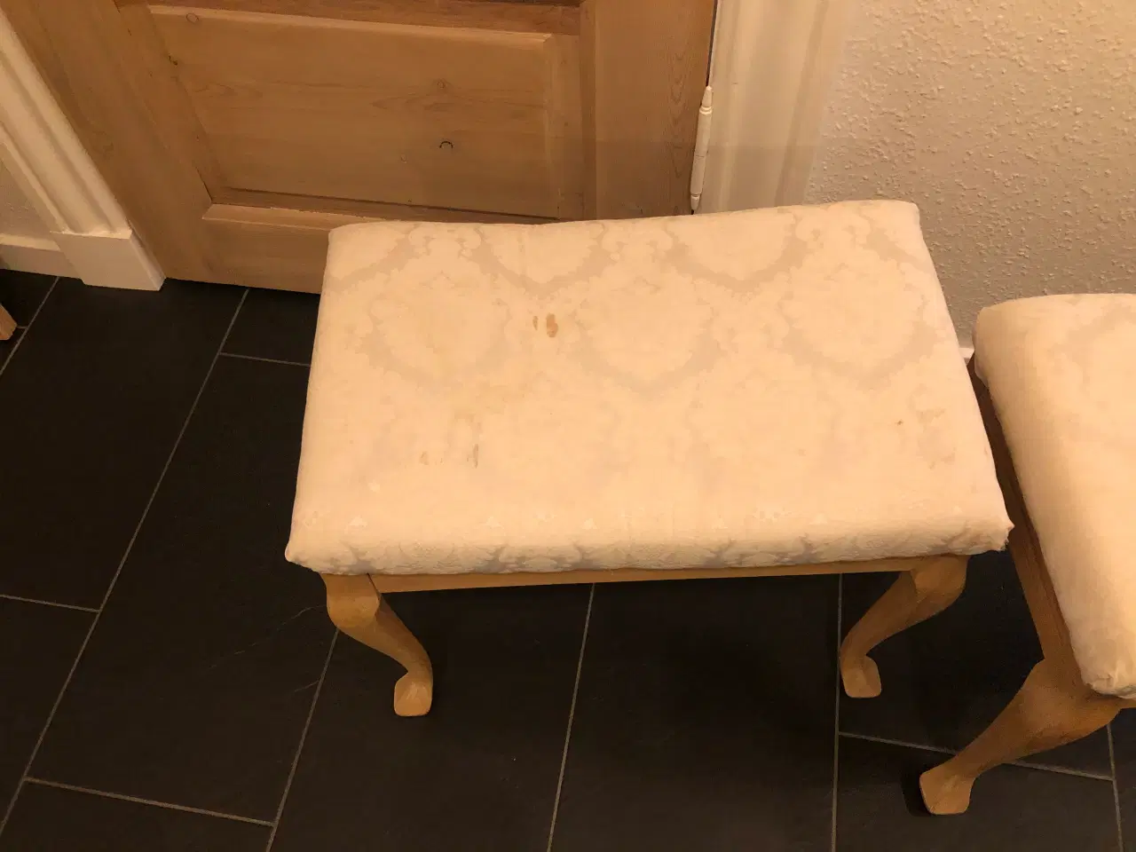 Billede 7 - Sæt med 2 skamler i fyrretræ med hvidt betræk