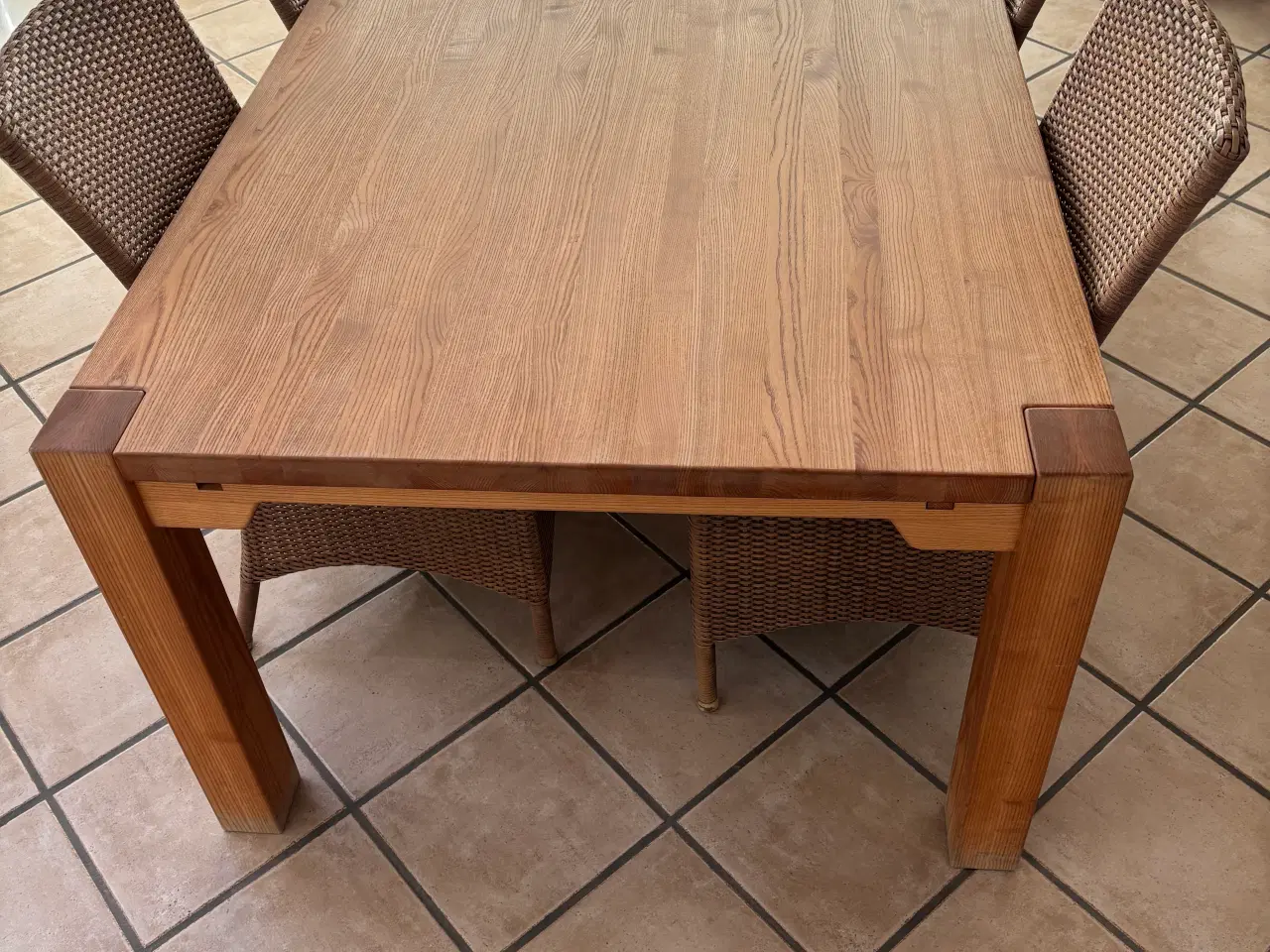 Billede 2 - Stort Spisebord med 8 stole fx til sommerhuset