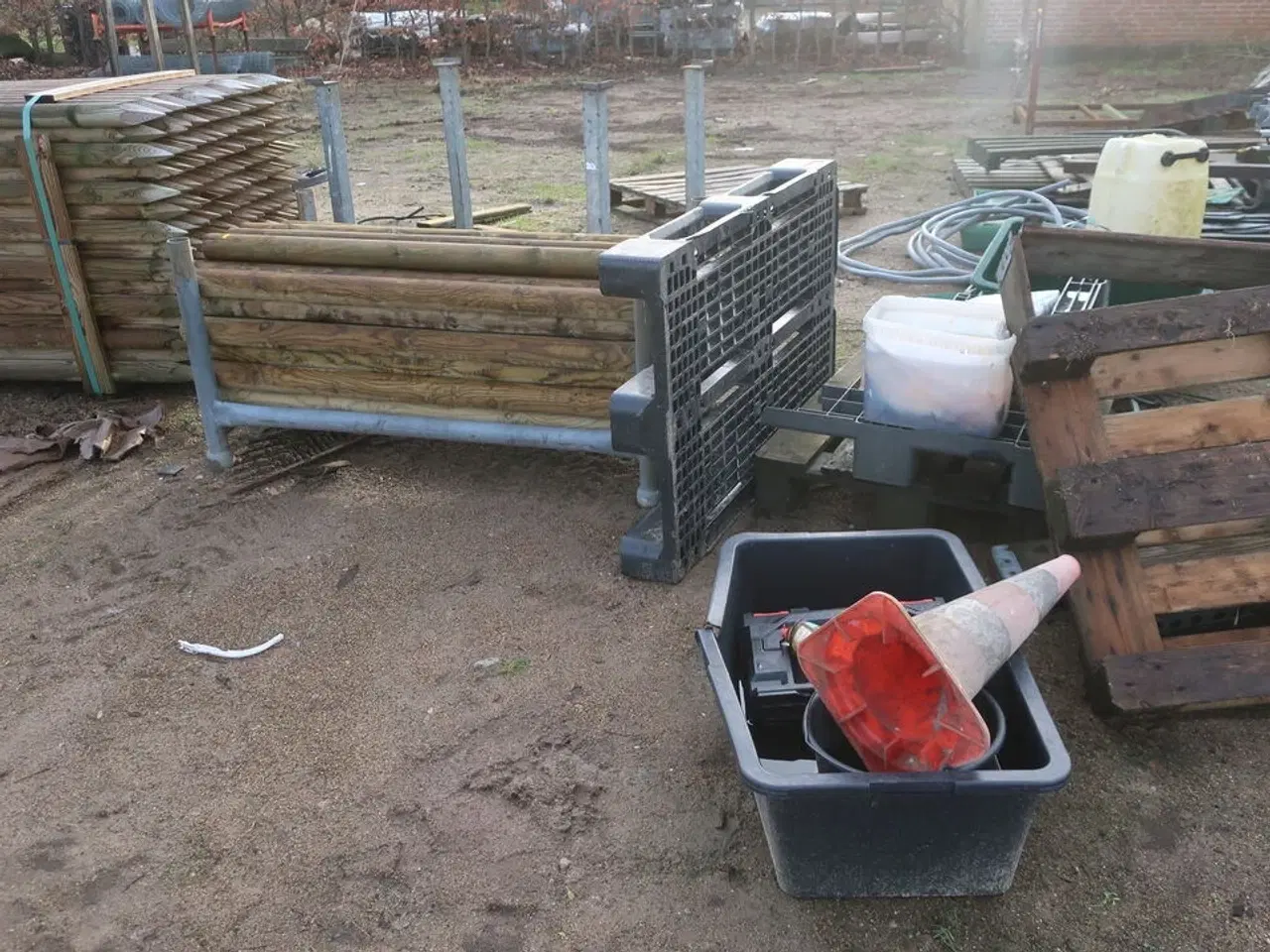 Billede 7 - Bareller, paller med indhold, hegnsstolper m.m.